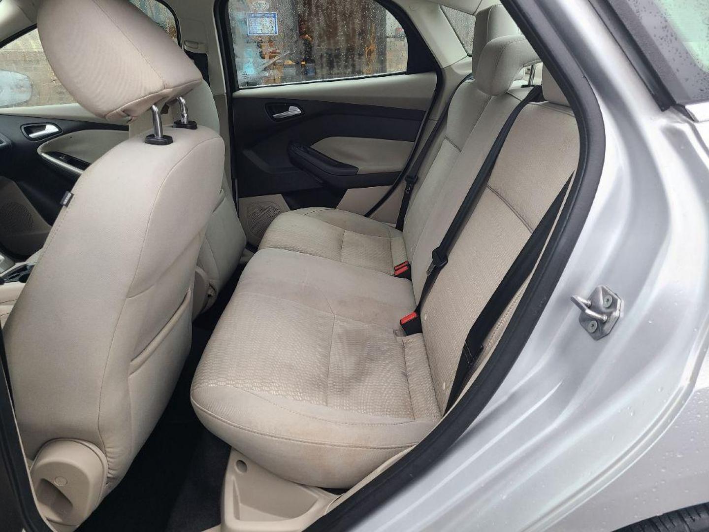 2012 SILVER FORD FOCUS SEL (1FAHP3H28CL) with an 2.0L engine, Automatic transmission, located at 13640 E Wade Hampton Blvd, Greer, SC, 29651, (864) 848-4040, 34.950825, -82.197464 - Photo#10