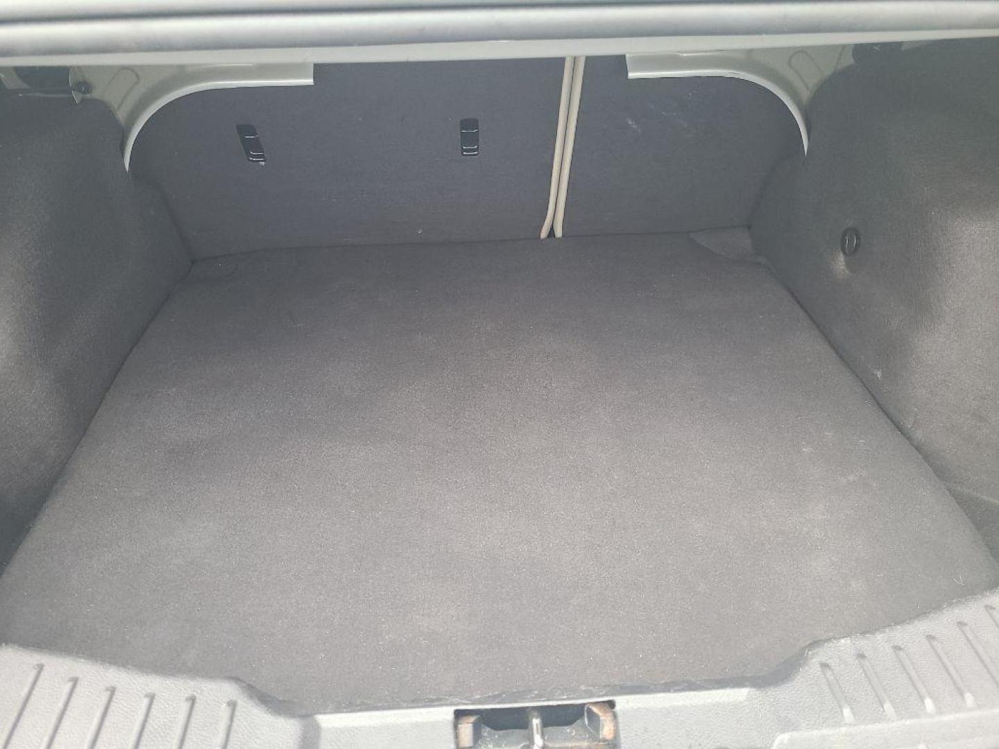 2012 SILVER FORD FOCUS SEL (1FAHP3H28CL) with an 2.0L engine, Automatic transmission, located at 13640 E Wade Hampton Blvd, Greer, SC, 29651, (864) 848-4040, 34.950825, -82.197464 - Photo#7