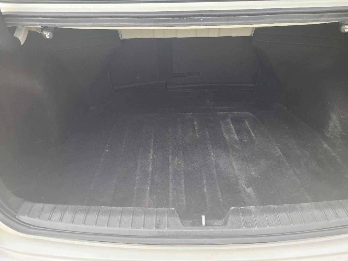 2015 WHITE KIA OPTIMA LX (KNAGM4A77F5) with an 2.4L engine, Automatic transmission, located at 13640 E Wade Hampton Blvd, Greer, SC, 29651, (864) 848-4040, 34.950825, -82.197464 - Photo#7