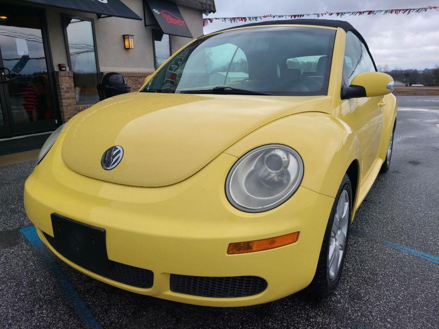 2007 YELLOW VOLKSWAGEN NEW BEETLE CONVERTIBLE OPTION PACKAGE 1 (3VWRG31Y47M) with an 2.5L engine, Automatic transmission, located at 13640 E Wade Hampton Blvd, Greer, SC, 29651, (864) 848-4040, 34.950825, -82.197464 - Photo#1