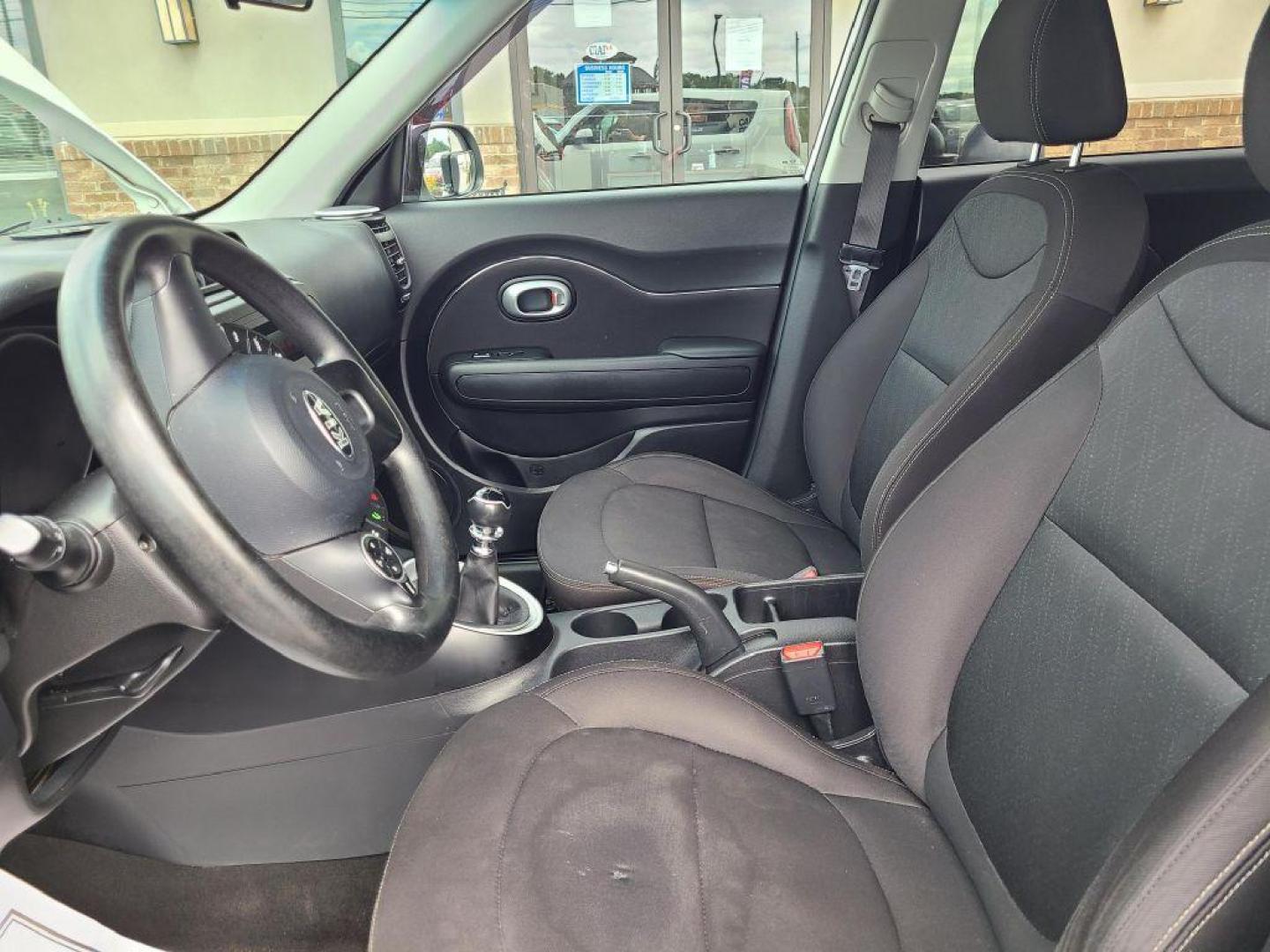 2016 WHITE KIA SOUL (KNDJN2A26G7) with an 1.6L engine, 6-Speed Manual transmission, located at 13640 E Wade Hampton Blvd, Greer, SC, 29651, (864) 848-4040, 34.950825, -82.197464 - Photo#9