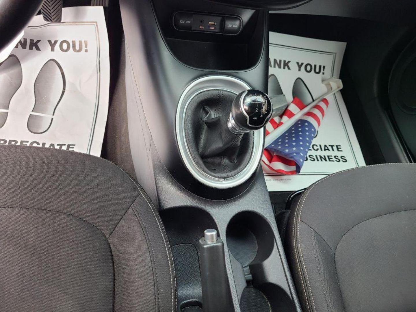 2016 WHITE KIA SOUL (KNDJN2A26G7) with an 1.6L engine, 6-Speed Manual transmission, located at 13640 E Wade Hampton Blvd, Greer, SC, 29651, (864) 848-4040, 34.950825, -82.197464 - Photo#10