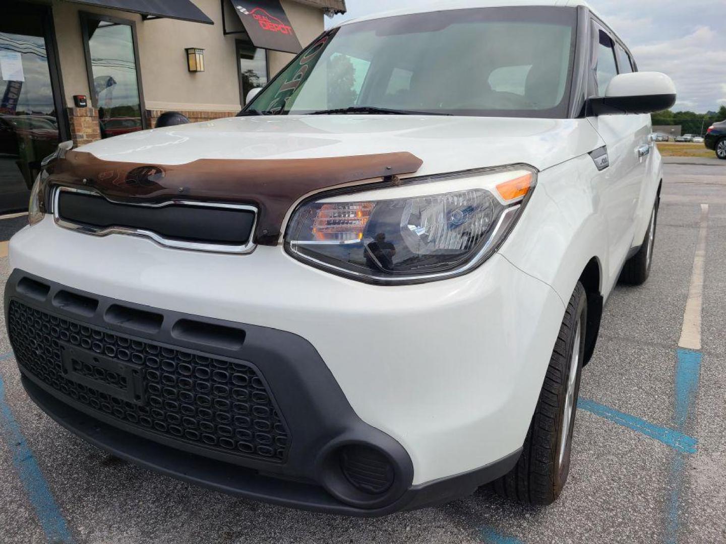 2016 WHITE KIA SOUL (KNDJN2A26G7) with an 1.6L engine, 6-Speed Manual transmission, located at 13640 E Wade Hampton Blvd, Greer, SC, 29651, (864) 848-4040, 34.950825, -82.197464 - Photo#1