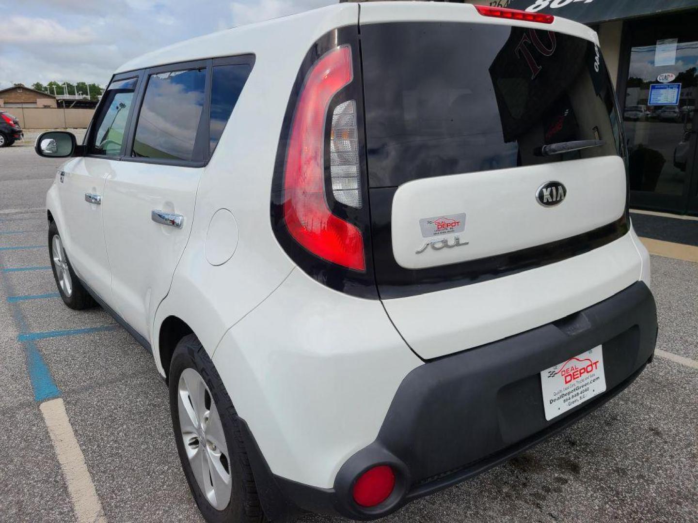 2016 WHITE KIA SOUL (KNDJN2A26G7) with an 1.6L engine, 6-Speed Manual transmission, located at 13640 E Wade Hampton Blvd, Greer, SC, 29651, (864) 848-4040, 34.950825, -82.197464 - Photo#4