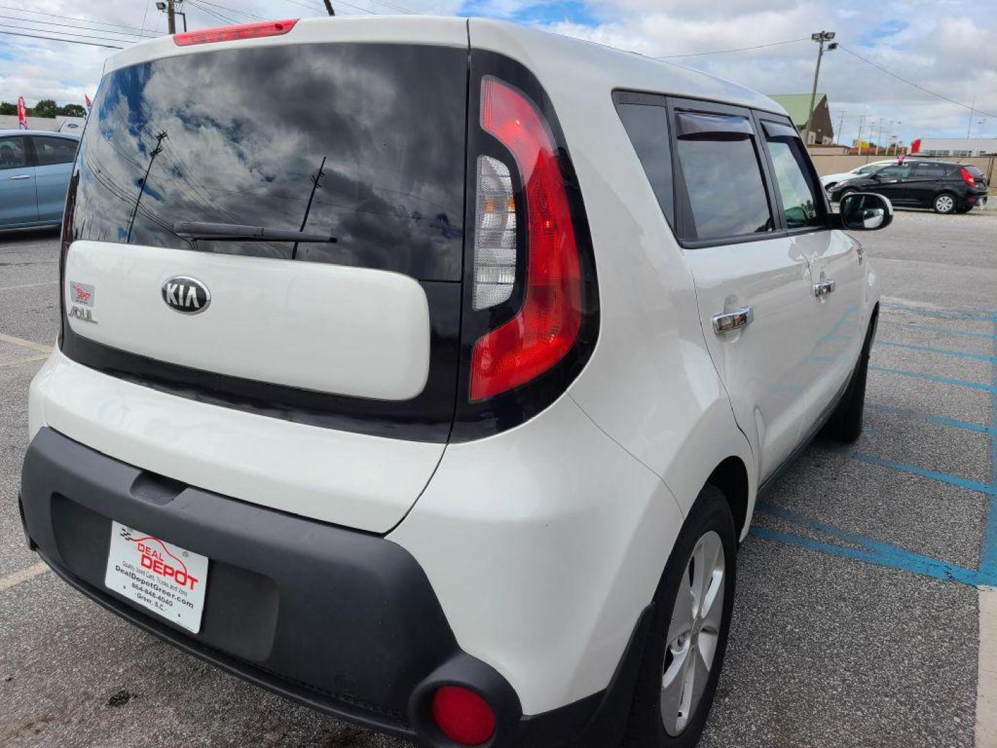 2016 WHITE KIA SOUL (KNDJN2A26G7) with an 1.6L engine, 6-Speed Manual transmission, located at 13640 E Wade Hampton Blvd, Greer, SC, 29651, (864) 848-4040, 34.950825, -82.197464 - Photo#6