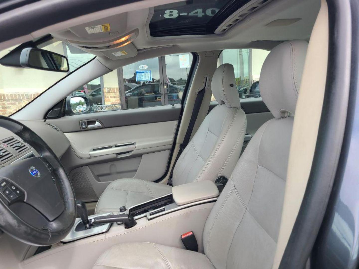 2008 GRAY VOLVO S40 T5 (YV1MH672882) with an 2.5L engine, Automatic transmission, located at 13640 E Wade Hampton Blvd, Greer, SC, 29651, (864) 848-4040, 34.950825, -82.197464 - Photo#9