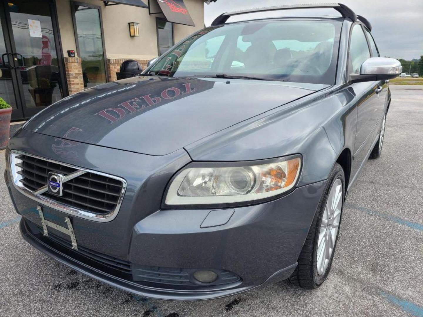 2008 GRAY VOLVO S40 T5 (YV1MH672882) with an 2.5L engine, Automatic transmission, located at 13640 E Wade Hampton Blvd, Greer, SC, 29651, (864) 848-4040, 34.950825, -82.197464 - Photo#1