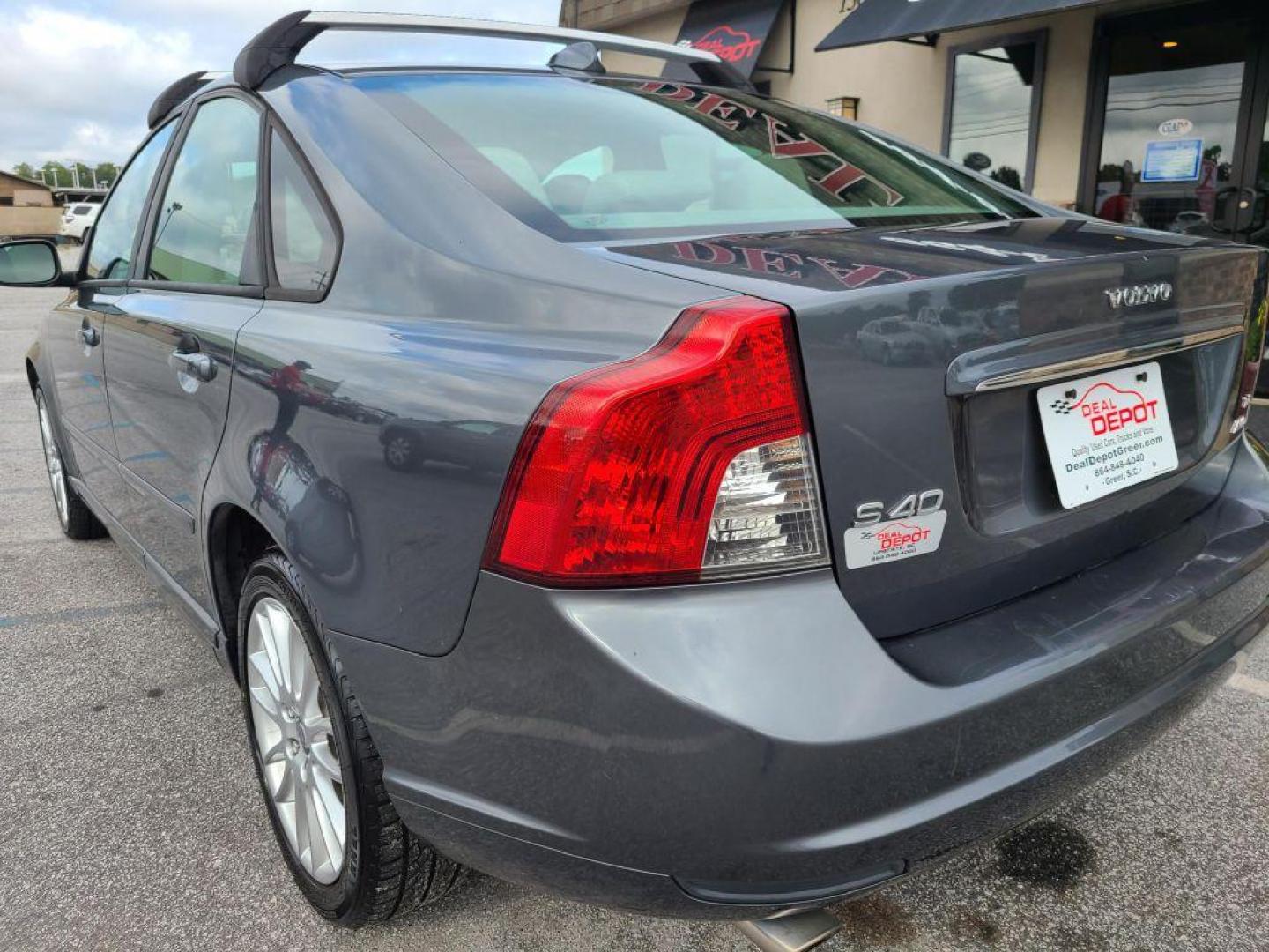 2008 GRAY VOLVO S40 T5 (YV1MH672882) with an 2.5L engine, Automatic transmission, located at 13640 E Wade Hampton Blvd, Greer, SC, 29651, (864) 848-4040, 34.950825, -82.197464 - Photo#4