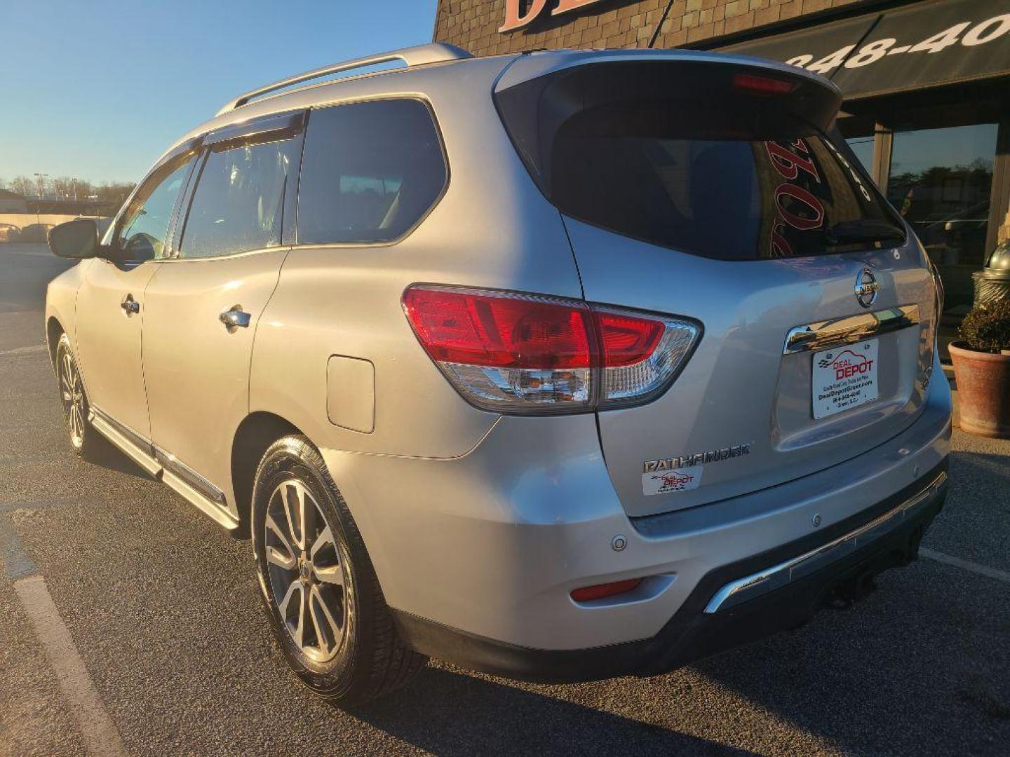 2013 SILVER NISSAN PATHFINDER SL (5N1AR2MM0DC) with an 3.5L engine, Continuously Variable transmission, located at 13640 E Wade Hampton Blvd, Greer, SC, 29651, (864) 848-4040, 34.950825, -82.197464 - Photo#4
