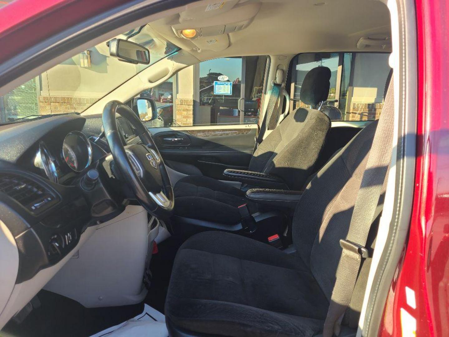 2017 RED DODGE GRAND CARAVAN SE (2C4RDGBG8HR) with an 3.6L engine, Automatic transmission, located at 13640 E Wade Hampton Blvd, Greer, SC, 29651, (864) 848-4040, 34.950825, -82.197464 - Photo#9