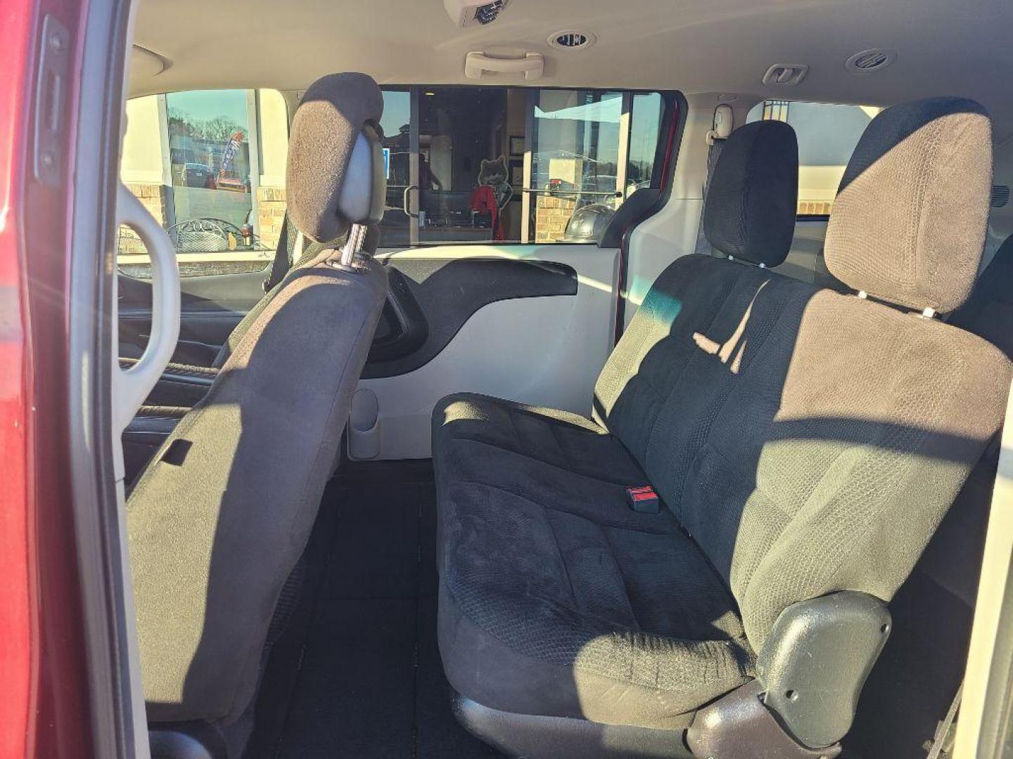 2017 RED DODGE GRAND CARAVAN SE (2C4RDGBG8HR) with an 3.6L engine, Automatic transmission, located at 13640 E Wade Hampton Blvd, Greer, SC, 29651, (864) 848-4040, 34.950825, -82.197464 - Photo#10