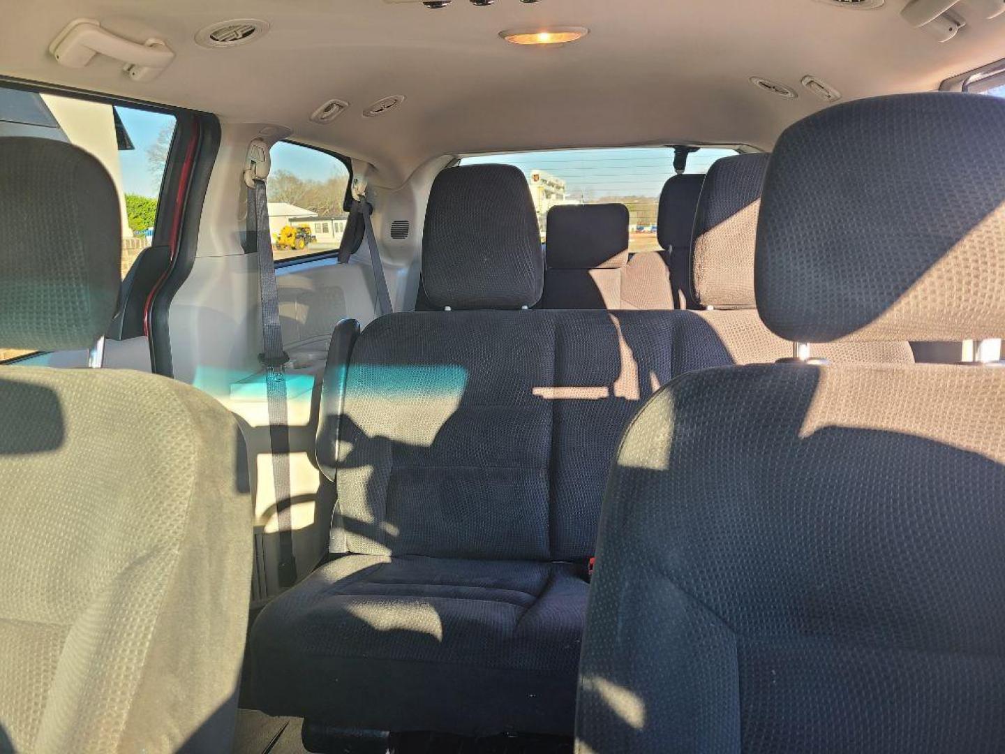 2017 RED DODGE GRAND CARAVAN SE (2C4RDGBG8HR) with an 3.6L engine, Automatic transmission, located at 13640 E Wade Hampton Blvd, Greer, SC, 29651, (864) 848-4040, 34.950825, -82.197464 - Photo#11