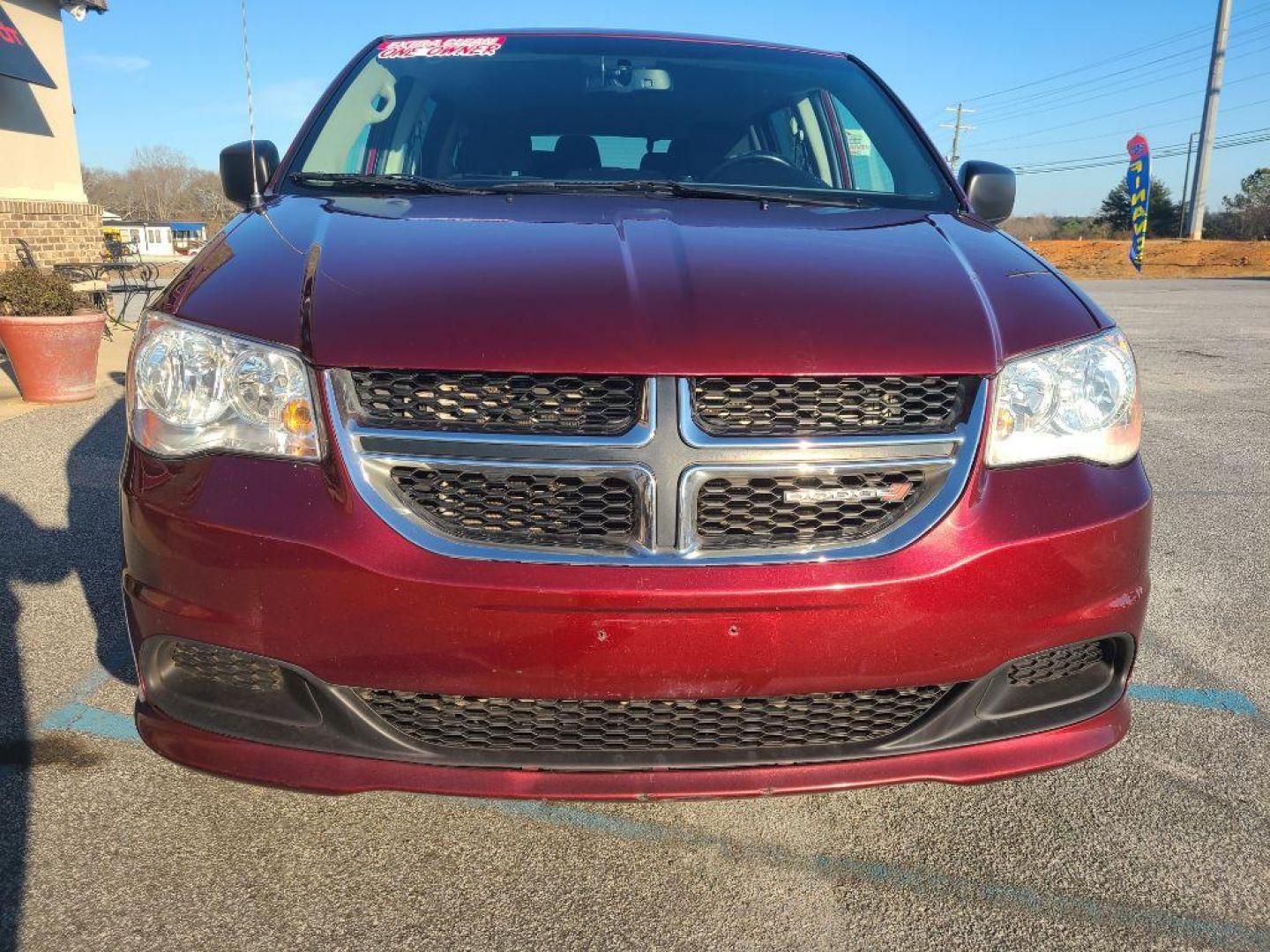 2017 RED DODGE GRAND CARAVAN SE (2C4RDGBG8HR) with an 3.6L engine, Automatic transmission, located at 13640 E Wade Hampton Blvd, Greer, SC, 29651, (864) 848-4040, 34.950825, -82.197464 - Photo#2