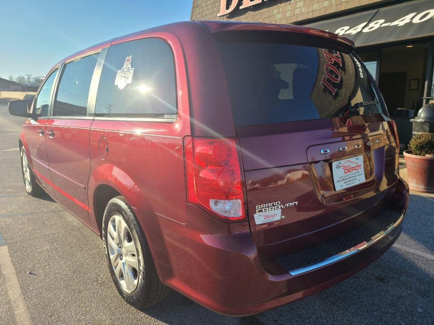 2017 RED DODGE GRAND CARAVAN SE (2C4RDGBG8HR) with an 3.6L engine, Automatic transmission, located at 13640 E Wade Hampton Blvd, Greer, SC, 29651, (864) 848-4040, 34.950825, -82.197464 - Photo#4