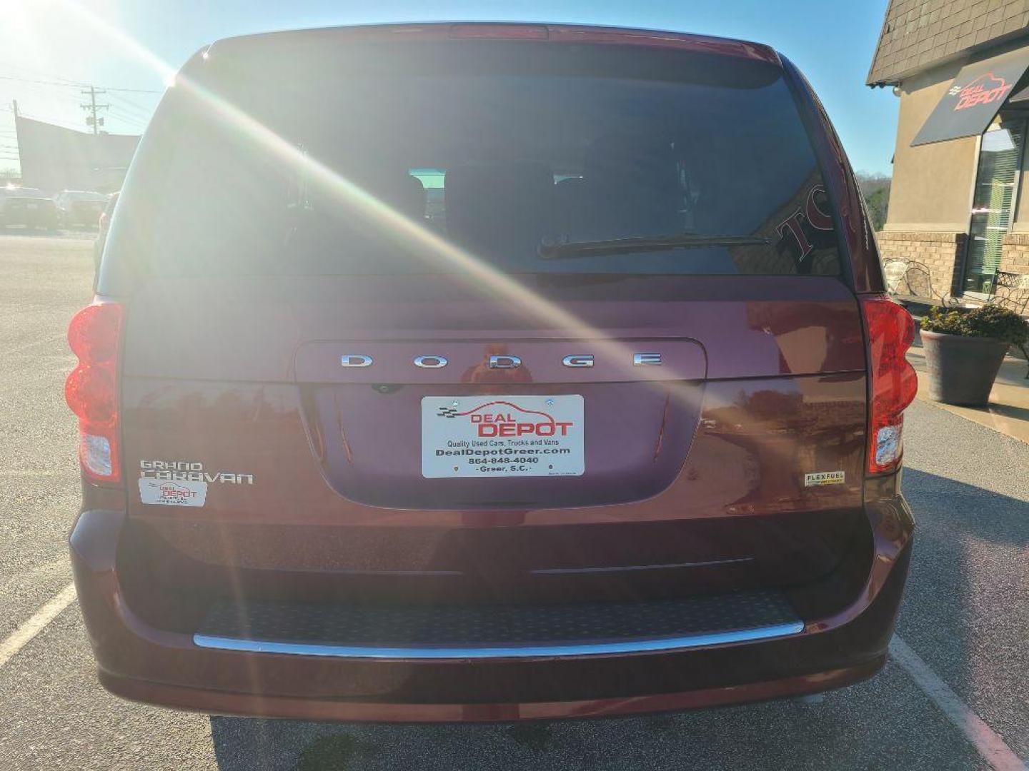 2017 RED DODGE GRAND CARAVAN SE (2C4RDGBG8HR) with an 3.6L engine, Automatic transmission, located at 13640 E Wade Hampton Blvd, Greer, SC, 29651, (864) 848-4040, 34.950825, -82.197464 - Photo#5