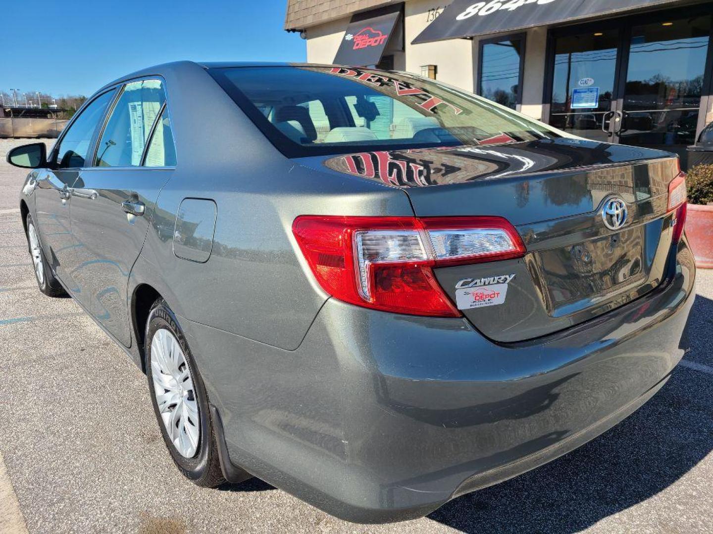 2012 GRAY TOYOTA CAMRY LE (4T4BF1FK7CR) with an 2.5L engine, Automatic transmission, located at 13640 E Wade Hampton Blvd, Greer, SC, 29651, (864) 848-4040, 34.950825, -82.197464 - Photo#4