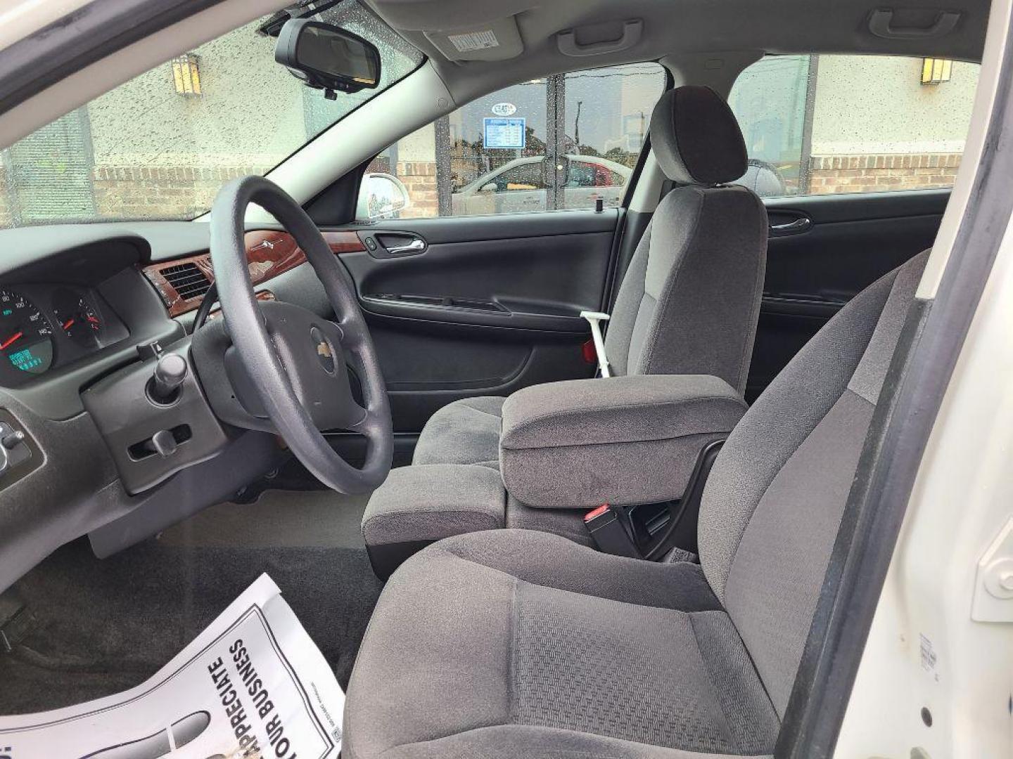 2008 WHITE CHEVROLET IMPALA LS (2G1WB58K689) with an 3.5L engine, Automatic transmission, located at 13640 E Wade Hampton Blvd, Greer, SC, 29651, (864) 848-4040, 34.950825, -82.197464 - Photo#9