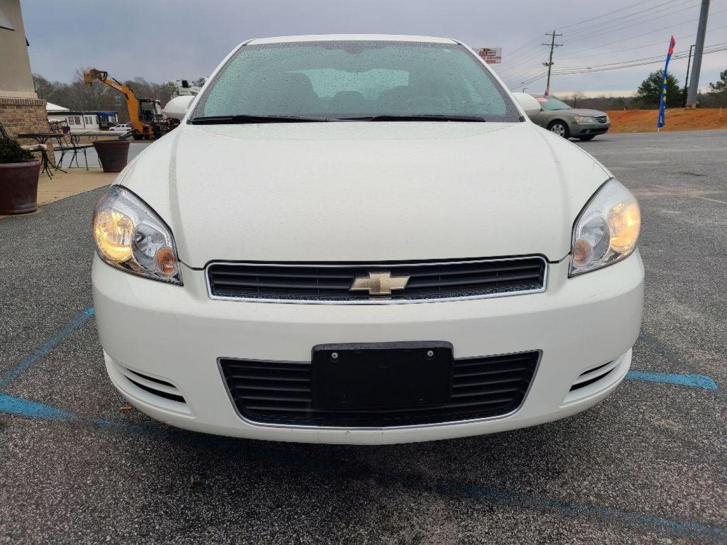 2008 WHITE CHEVROLET IMPALA LS (2G1WB58K689) with an 3.5L engine, Automatic transmission, located at 13640 E Wade Hampton Blvd, Greer, SC, 29651, (864) 848-4040, 34.950825, -82.197464 - Photo#2