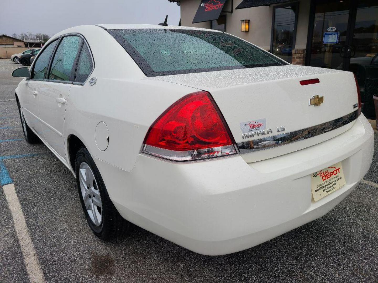 2008 WHITE CHEVROLET IMPALA LS (2G1WB58K689) with an 3.5L engine, Automatic transmission, located at 13640 E Wade Hampton Blvd, Greer, SC, 29651, (864) 848-4040, 34.950825, -82.197464 - Photo#4