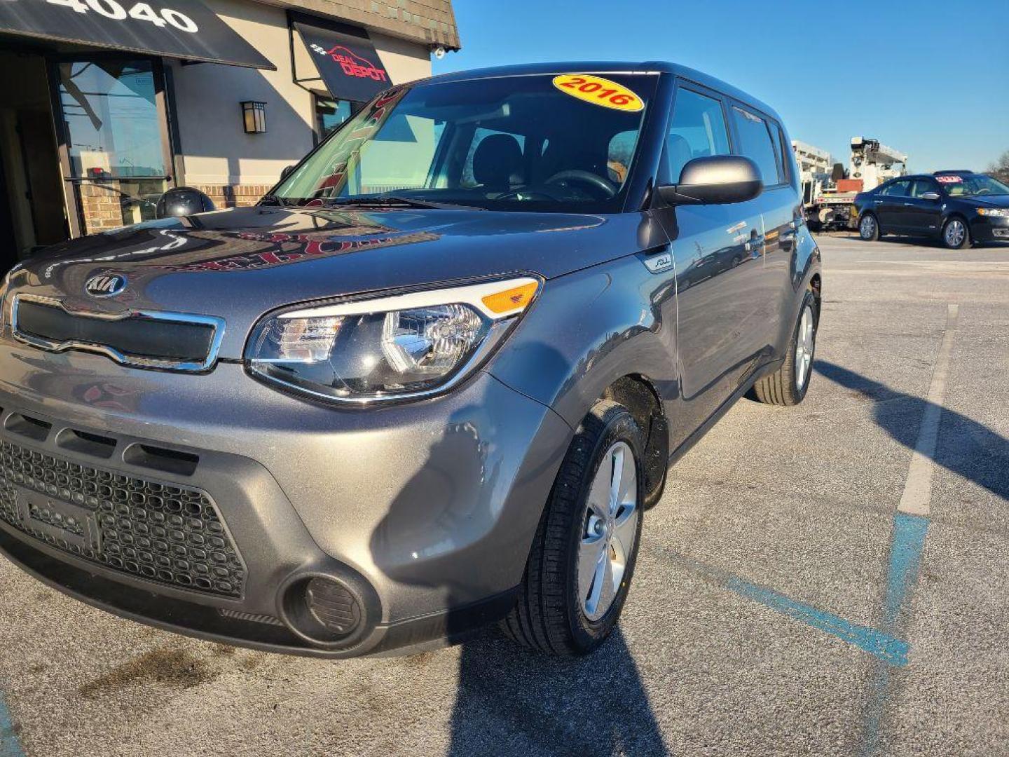 2016 GRAY KIA SOUL BASE (KNDJN2A2XG7) with an 1.6L engine, 6-Speed Manual transmission, located at 13640 E Wade Hampton Blvd, Greer, SC, 29651, (864) 848-4040, 34.950825, -82.197464 - Photo#1